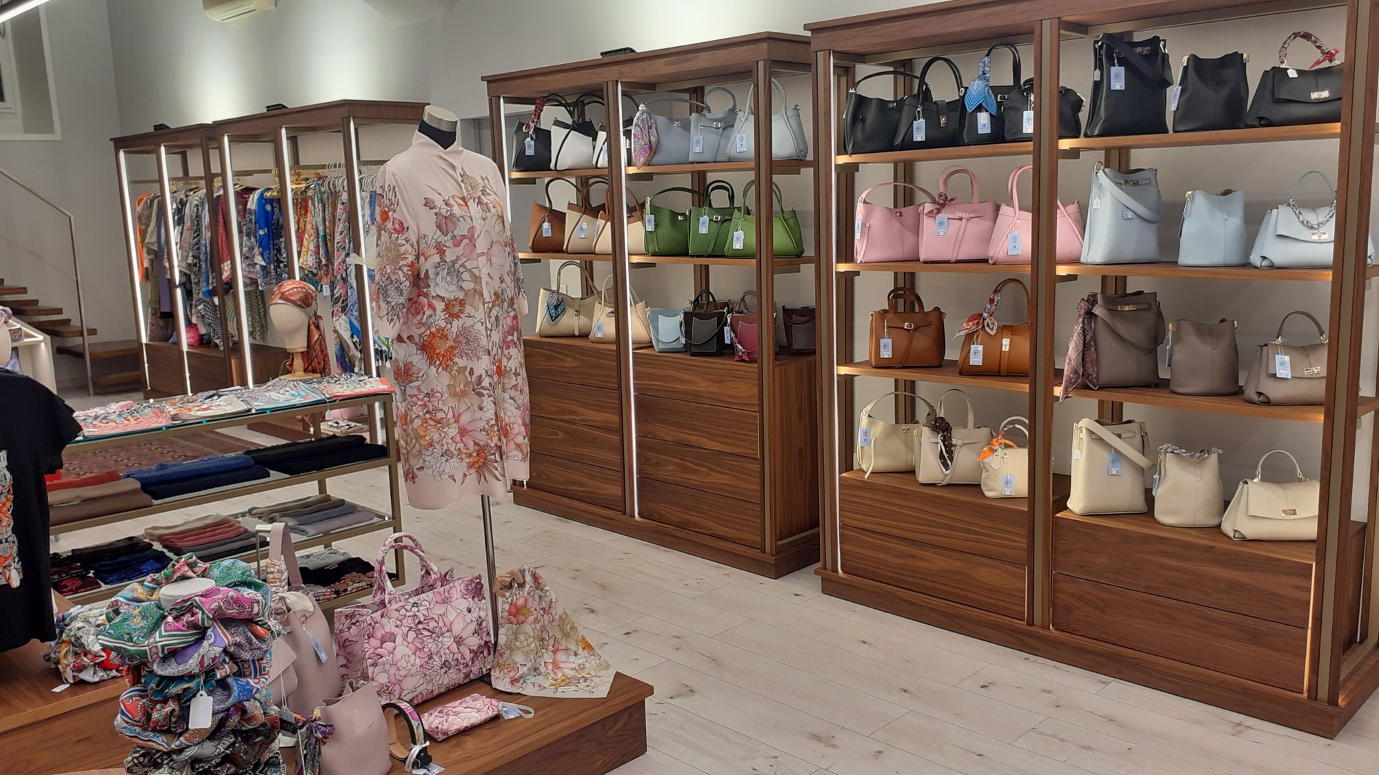Interno della boutique Via dei Castellani 10/r